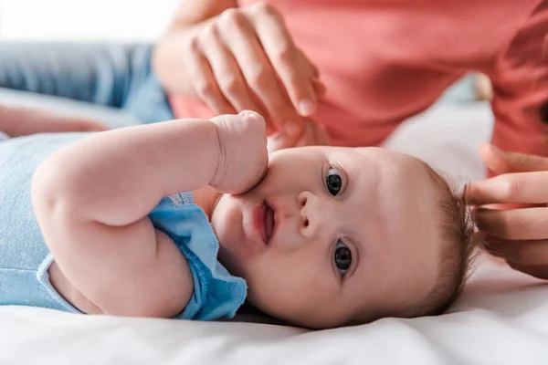 Messa a fuoco selettiva del bambino sorpreso vicino alla madre — Foto stock