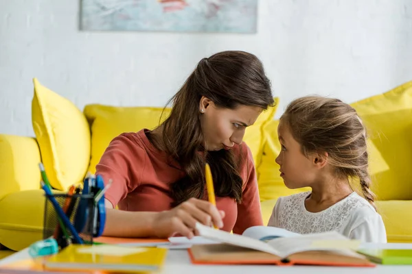 Вибірковий фокус милої дитини, дивлячись на няню у вітальні — Stock Photo