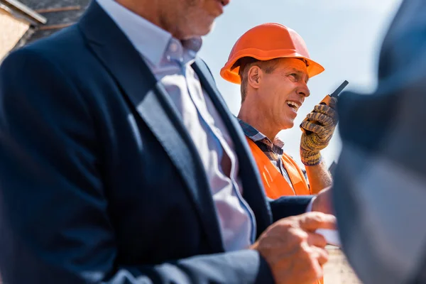 Foco seletivo do arquiteto usando walkie talkie perto de empresário — Fotografia de Stock