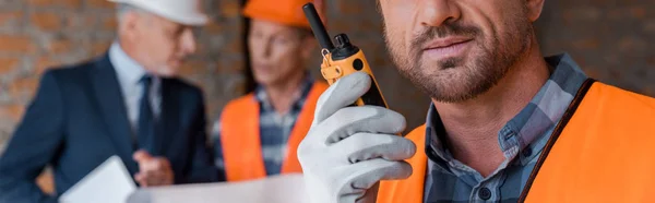 Tiro panorâmico de homem barbudo segurando walkie talkie — Fotografia de Stock