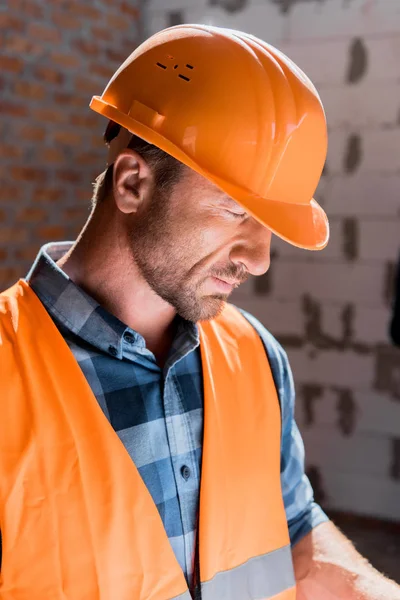 Bärtiger und gutaussehender Mann mit orangefarbenem Helm — Stockfoto