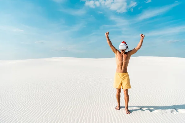 Sexy uomo in cappello di Babbo Natale con auricolare realtà virtuale mostrando sì gesto sulla spiaggia in Maldive — Foto stock