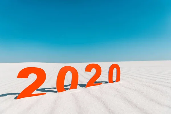 Números 2020 sobre arena blanca en la playa de Maldivas — Stock Photo