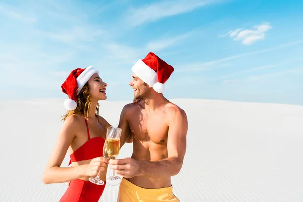 Namorada sexy e namorado clinking com taças de champanhe e abraços na praia em Maldivas — Fotografia de Stock