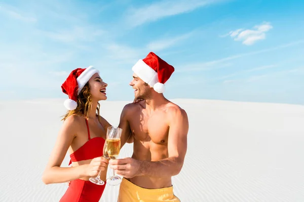 Petite amie sexy et petit ami cliquetis avec des verres de champagne et câlins sur la plage aux Maldives — Photo de stock