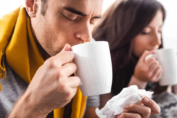 Избирательное внимание больного парня, пьющего чай и держащего салфетку — стоковое фото