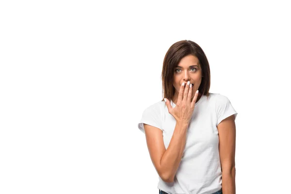 Atractiva mujer sorprendida en camiseta blanca, aislada en blanco - foto de stock