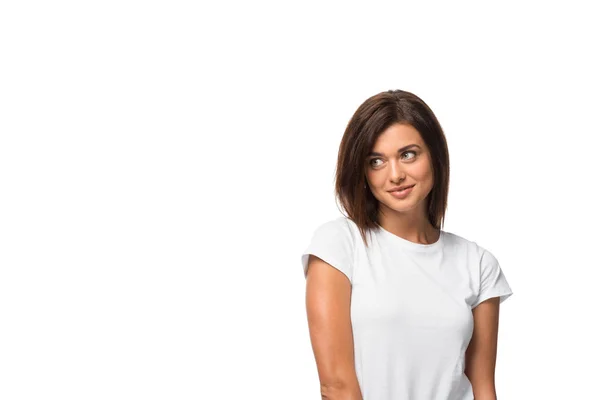 Брюнетка усміхнена дівчина в білій футболці, ізольована на білому — стокове фото