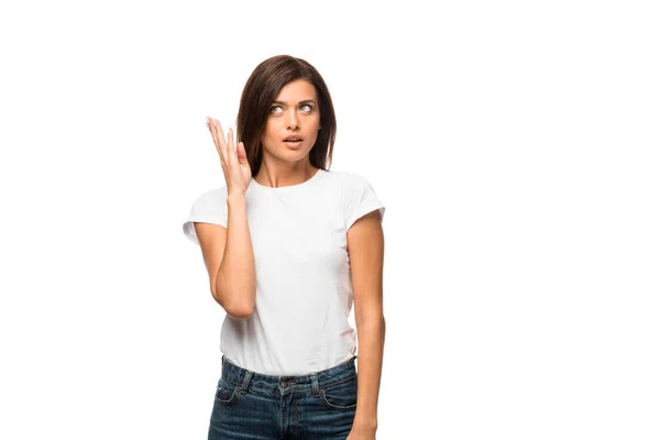 Donna scioccata in bianco t-shirt gesticolando isolato su bianco — Foto stock