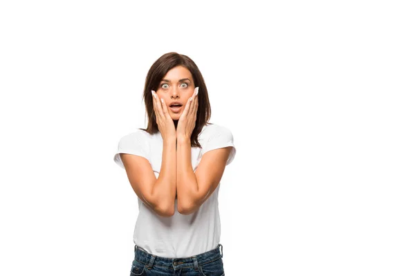 Jolie femme effrayée en t-shirt blanc, isolée sur blanc — Photo de stock