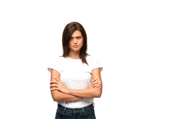 Jolie femme sérieuse en t-shirt blanc avec les bras croisés, isolé sur blanc — Photo de stock