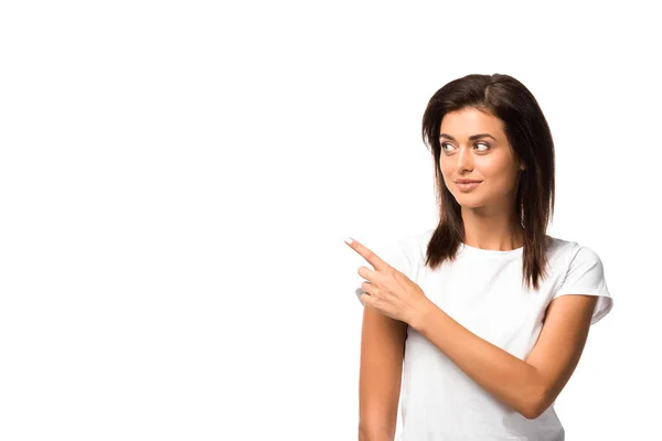 Bela mulher em t-shirt branca apontando para algo, isolado em branco — Fotografia de Stock