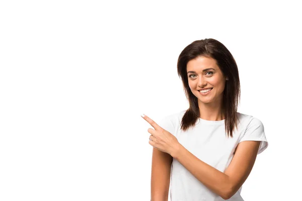 Atractiva mujer en camiseta blanca apuntando a algo, aislada en blanco - foto de stock