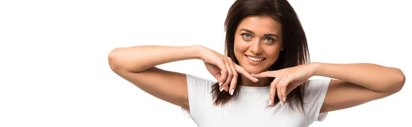 Lächelnde junge Frau posiert in weißem T-Shirt, isoliert auf weißem Hintergrund — Stockfoto