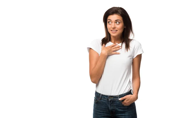 Atraente mulher surpreso em t-shirt branca, isolado em branco — Fotografia de Stock