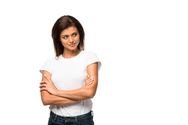 Mulher feliz em t-shirt branca com braços cruzados, isolado em branco — Fotografia de Stock