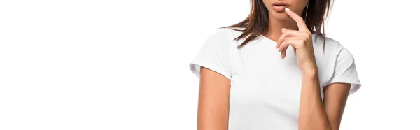 Vista recortada de mujer pensativa en camiseta blanca, aislada en blanco - foto de stock