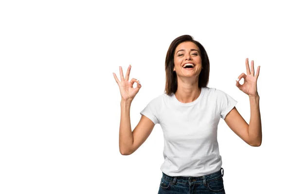 Mujer riendo en camiseta blanca que muestra signos de ok, aislado en blanco - foto de stock