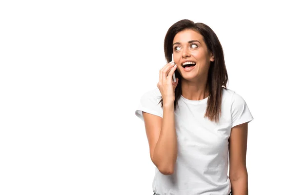 Mujer joven emocionada hablando en el teléfono inteligente, aislado en blanco - foto de stock