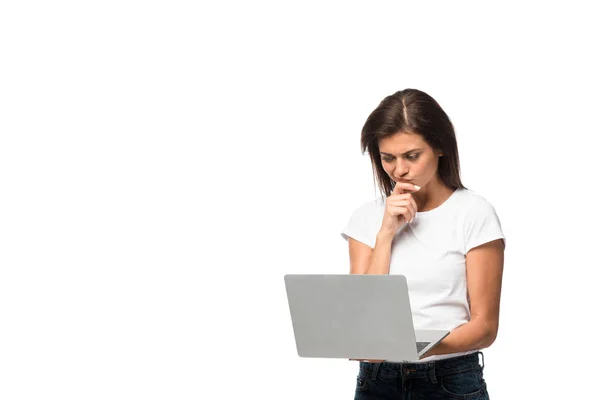 Bella donna pensosa utilizzando il computer portatile, isolato su bianco — Foto stock