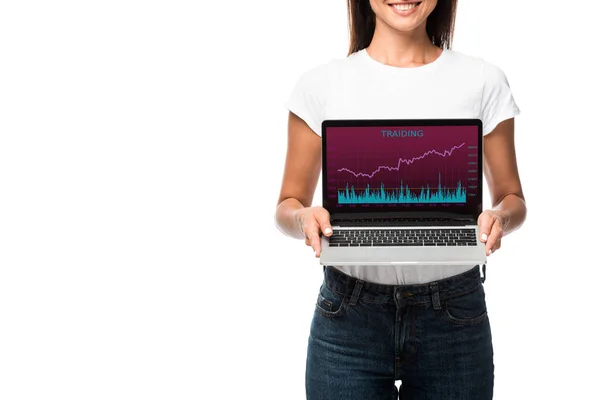 Bella donna sorridente mostrando laptop con app di trading, isolato su bianco — Foto stock