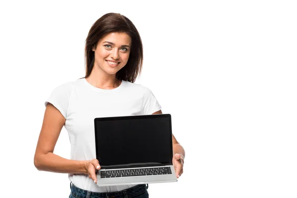 Belle femme souriante montrant ordinateur portable avec écran blanc, isolé sur blanc — Photo de stock