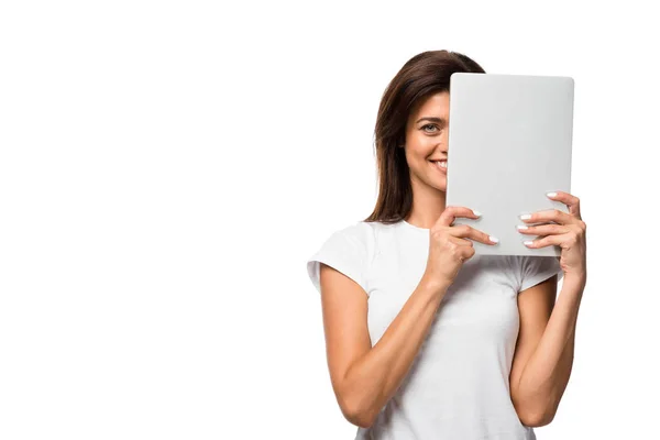 Sonriente joven mujer sosteniendo portátil, aislado en blanco - foto de stock