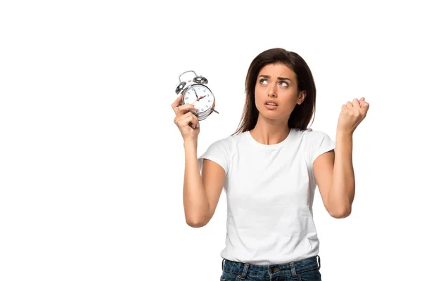 Hermosa mujer enojada sosteniendo reloj despertador, aislado en blanco - foto de stock