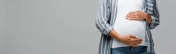 Vista ritagliata della donna incinta toccando pancia isolata sul grigio — Foto stock