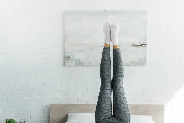 Vista parziale della donna che fa esercizio mattutino in camera da letto — Foto stock