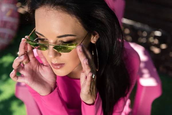 Enfoque selectivo de mujer atractiva en gafas de sol mirando hacia el exterior - foto de stock