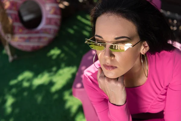 Selektiver Fokus der attraktiven Frau mit Sonnenbrille, die nach draußen schaut — Stockfoto
