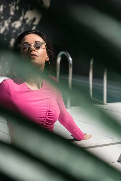Selektiver Fokus der attraktiven Frau in Kleid und Sonnenbrille, die draußen posiert — Stockfoto