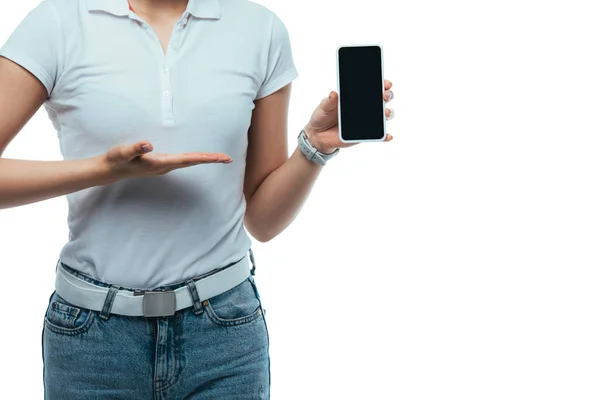 Vista recortada de la mujer que presenta el teléfono inteligente con pantalla en blanco aislado en blanco - foto de stock