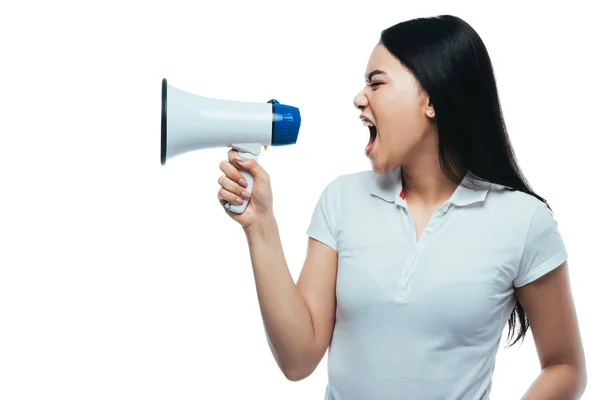 Сердитая азиатская девушка кричит в мегафоне изолированы на белом — стоковое фото