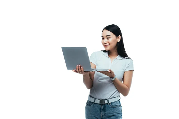 Sonriente asiático chica usando laptop aislado en blanco — Stock Photo
