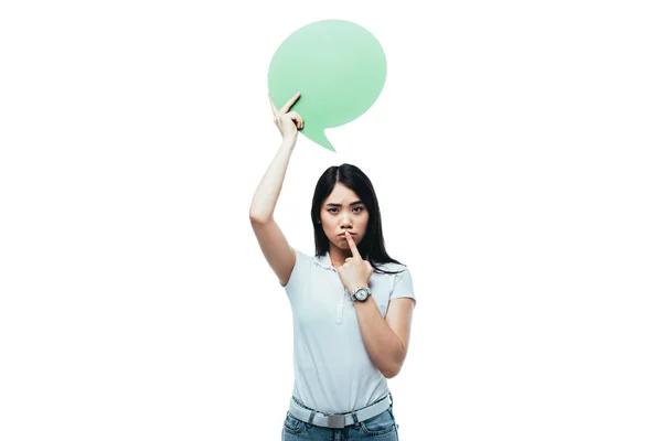 Réfléchi asiatique fille tenant vert blanc parole bulle isolé sur blanc — Photo de stock
