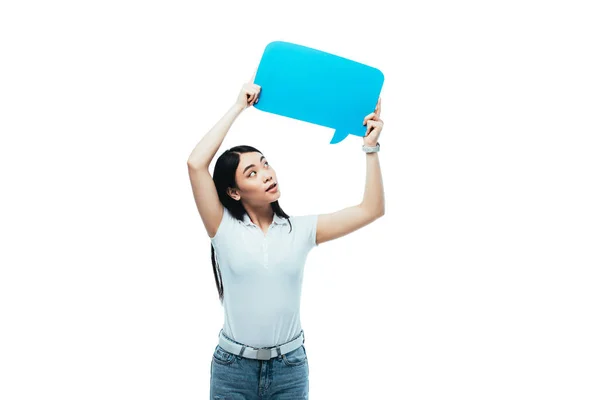 Atraente ásia menina olhando para azul branco discurso bolha isolado no branco — Fotografia de Stock