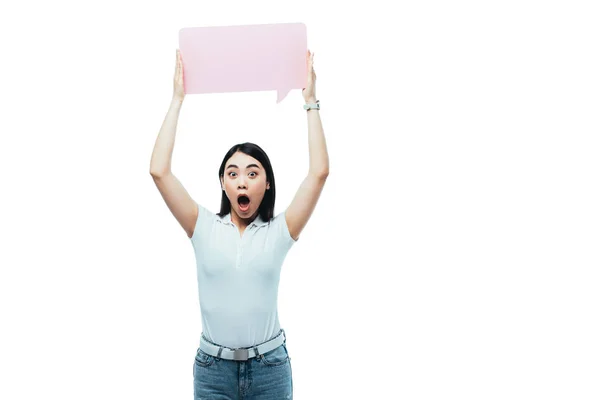 Impactado asiático chica holding rosa en blanco discurso burbuja aislado en blanco - foto de stock
