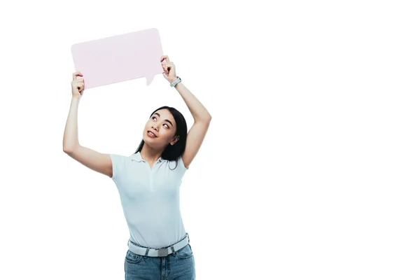 Attrayant asiatique fille regardant rose vide bulle de discours isolé sur blanc — Photo de stock