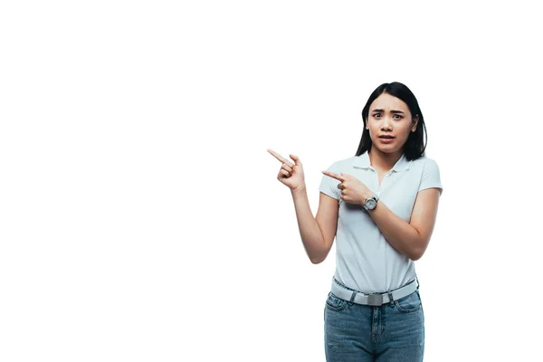 Asustado atractivo asiático chica apuntando con dedos aislado en blanco - foto de stock