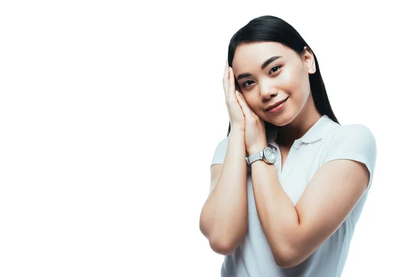 Sonriente atractivo asiático chica con manos cerca de cara aislado en blanco - foto de stock