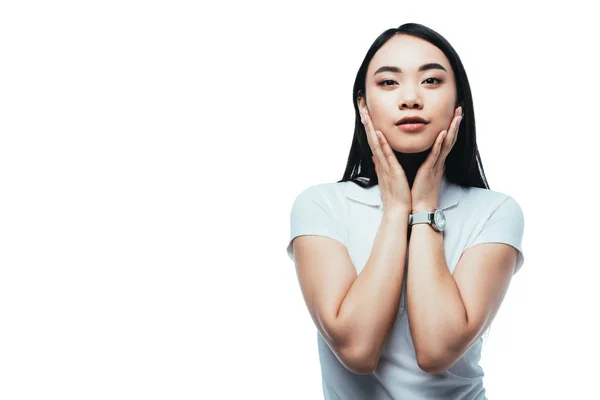 Atractivo asiático chica tocando cara aislado en blanco - foto de stock