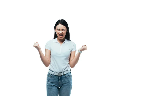 Wütende asiatische Mädchen zeigen Zähne und Fäuste isoliert auf weiß — Stockfoto