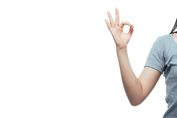 Обрізаний вид дівчини, що показує знак ОК ізольовано на білому — стокове фото