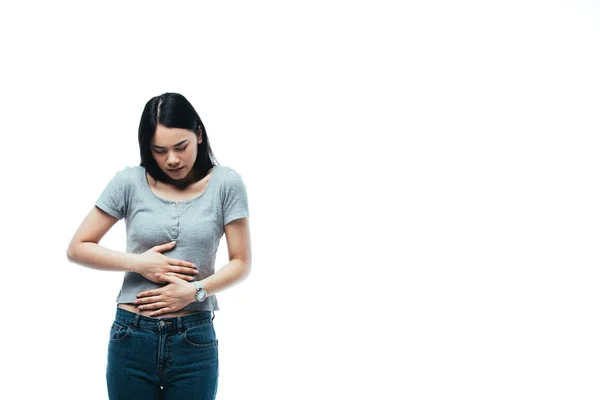 Attrayant asiatique fille souffrant de douleurs abdominales isolé sur blanc — Photo de stock