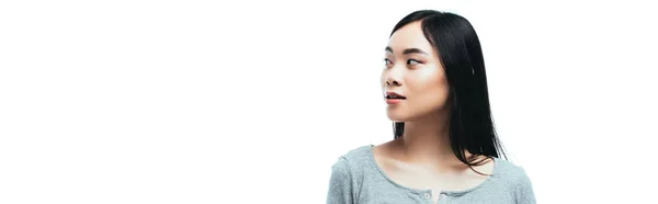Панорамный снимок азиатской девушки, смотрящей в сторону изолированной на белом — стоковое фото