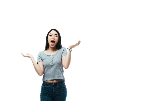 Збуджена азіатська дівчина жестикулює з відкритим ротом ізольовано на білому — стокове фото