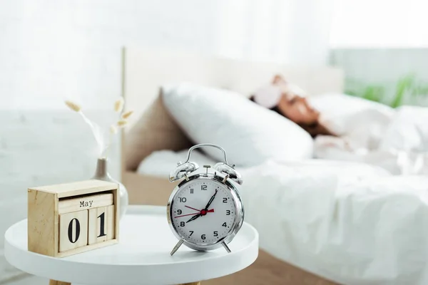 Messa a fuoco selettiva di sveglia e calendario in camera da letto al mattino — Foto stock