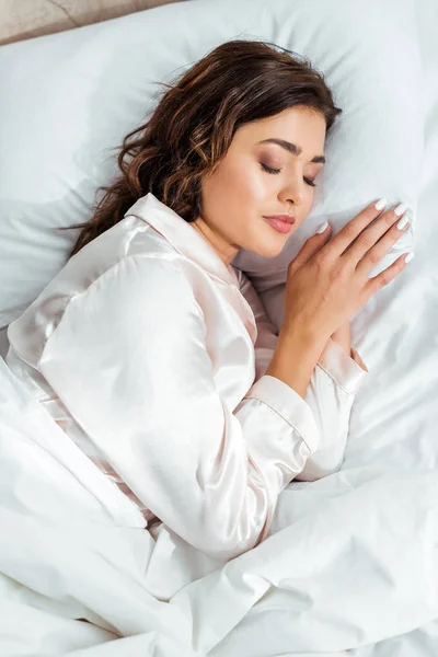 Vue grand angle de femme attrayante dormant dans le lit le matin — Photo de stock